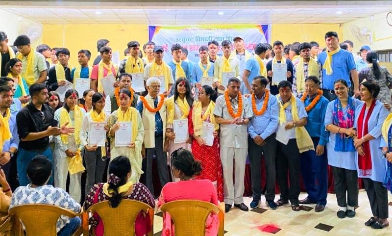 हेटौँडामा ४ को कार्यालयद्वारा एसईईका उत्कृष्ट शिक्षक र विद्यार्थीलाई सम्मान