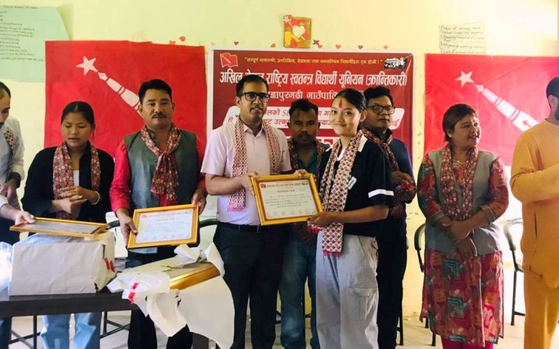 मकवानपुरगढीमा विद्यार्थीहरुलाई सम्मान