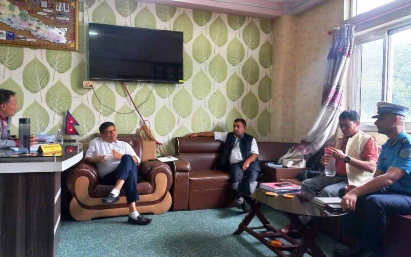 हेटौंडाका ई–रिक्सा चालकहरुको गुनासो सम्बोधन गर्ने मन्त्री महर्जनको प्रतिवद्धता