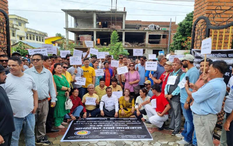 हेटौँडा उपमहानगरपालिकाको गेटमा व्यवसायीहरुको धर्ना