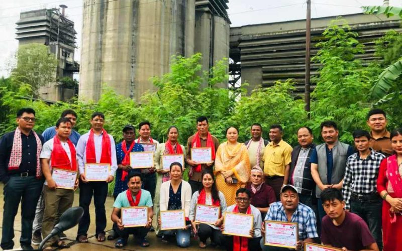 मजदुर संघ हेटौंडा सिमेन्ट इकाई समितिलाई प्रमाणपत्र वितरण