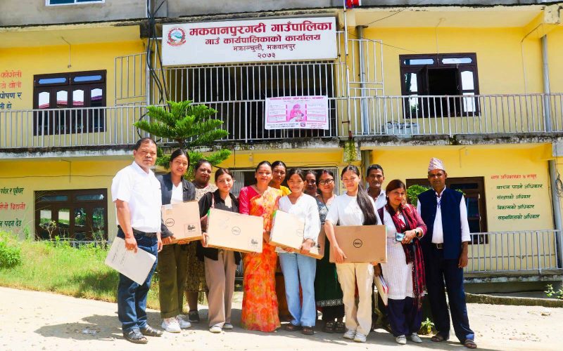 मकवानपुरगढीका ४ विद्यार्थीलाई गाउँपालिकाबाट ल्यापटप उपहार