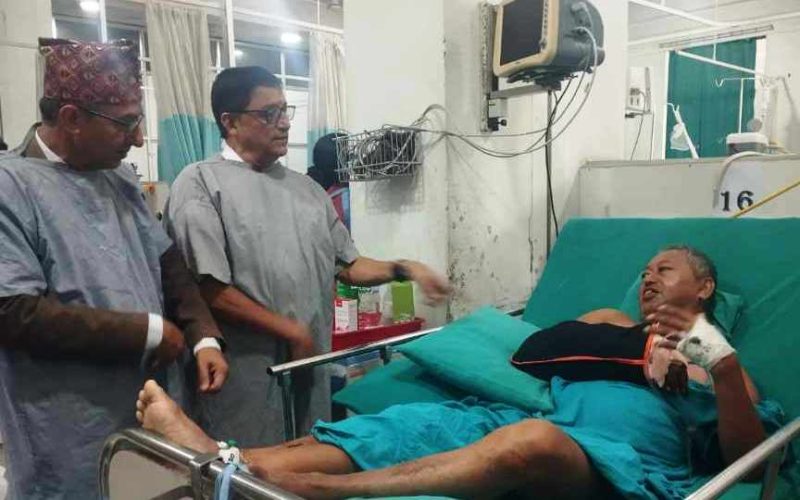 बाघको आक्रमणमा परि घाईते भएका श्रेष्ठसँग मन्त्री सिलवालको भेट