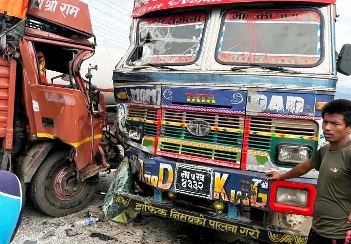 हेटौँडामा ट्रकहरु आपसमा ठोक्कियो, ड्राईभर घाईते