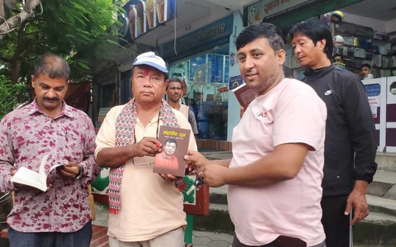 मकवानपुरमा महाविर पुनको ८ हजार पुस्तक बिक्री