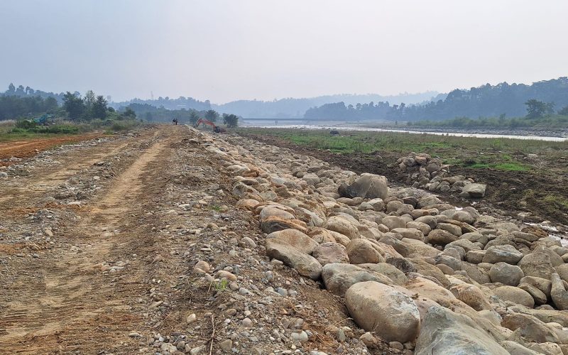 हेटौँडा १९ मा नदि कटान रोक्न बिग बोल्डरिङ