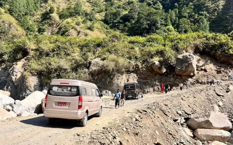 हेटौँडा–काठमाडौंका मुख्य सडकमध्ये केही सञ्चालनमा, केही अझै अवरुद्ध