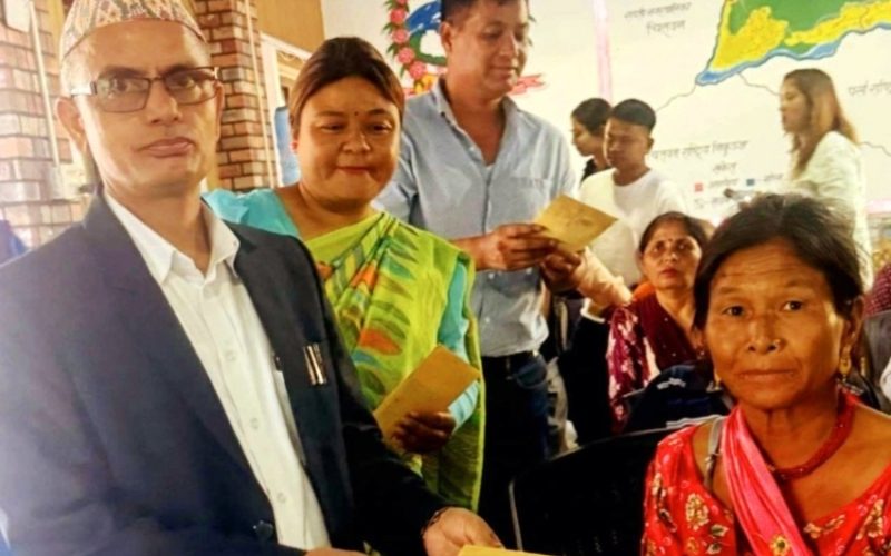 मनहरीमा अपाङ्ग भएका व्यक्तिहरुलाई निर्वाह भत्ता वितरण