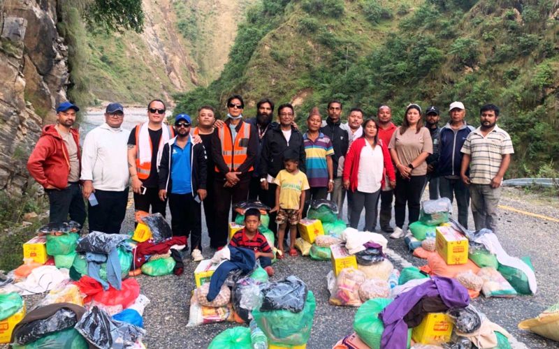 सिस्नेरी र कुलेखानीमा ३५ घरधुरीलाई राहत वितरण