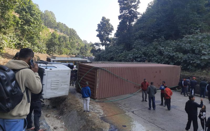 हेटौँडाको चुरियामाईमा लहरी गाडी पल्टिँदा बाटो बन्द, चालक घाईते