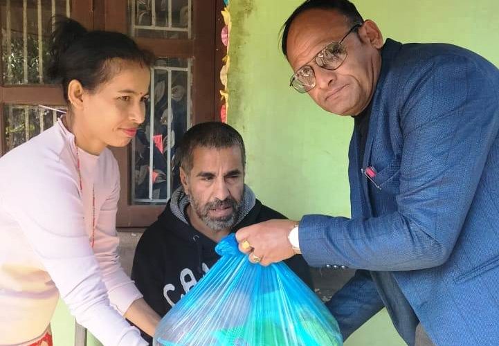 भोर्लेका प्यारालाइसिस भएका बिरामीलाइ खाद्यान्न सहयोग