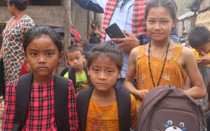 मनहरीमा ४९ बालबालिकालाई विद्यालय पोशाक र स्टेशनरी