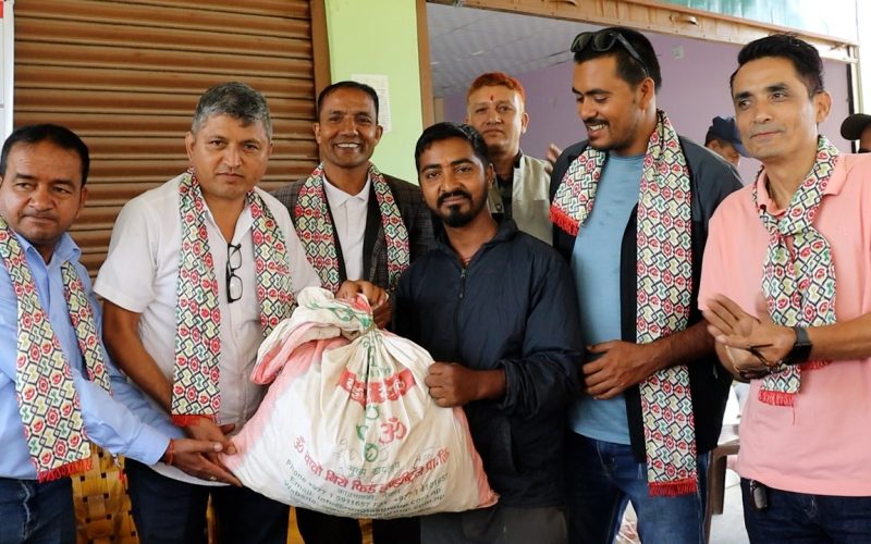 हेटौंडा-६ मा बाँदर प्रभावित किसानलाई बेसारको बीउ वितरण