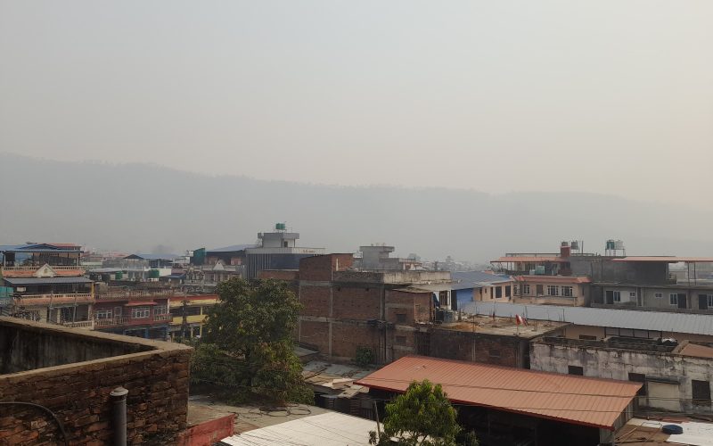 हेटौँडामा डढेलोका कारण आँखा पिरो हुने र खोकी लाग्ने समस्या बढ्यो