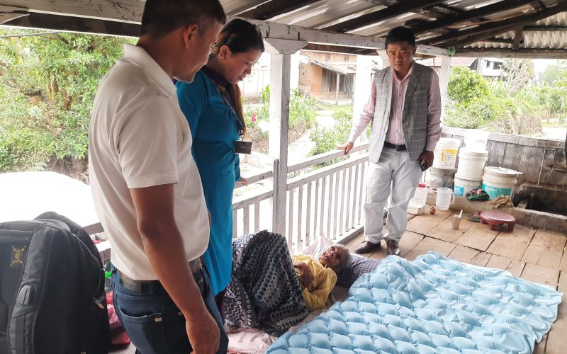 भैँसेमा बेडसोरको समस्याबाट पीडित वृद्धालाई एयर म्याट्रेस