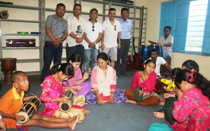 दृष्टिविहीन विद्यार्थीका लागि पिप्लेको बालज्योति स्कूलमा संगित शिक्षक