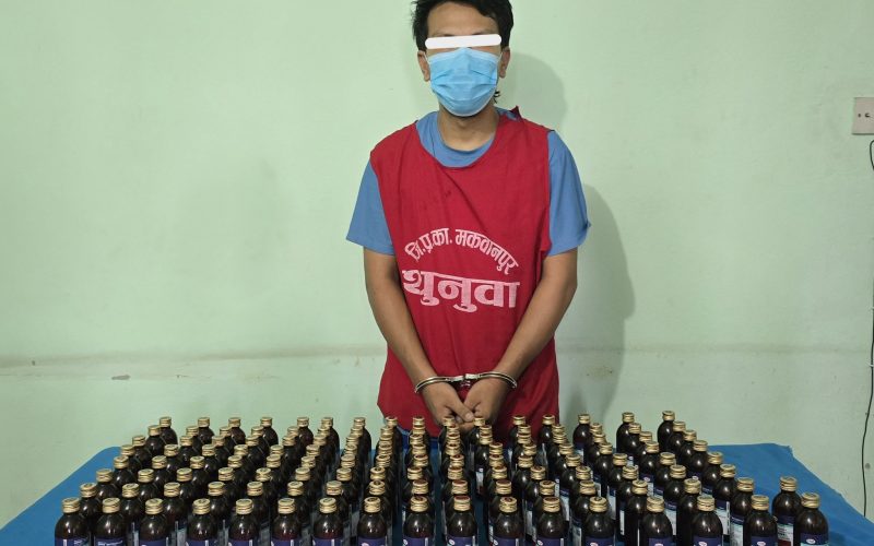 १३१ बोतल लागुऔषधसहित हेटौंडा बसपार्कबाट एक युवक पक्राउ