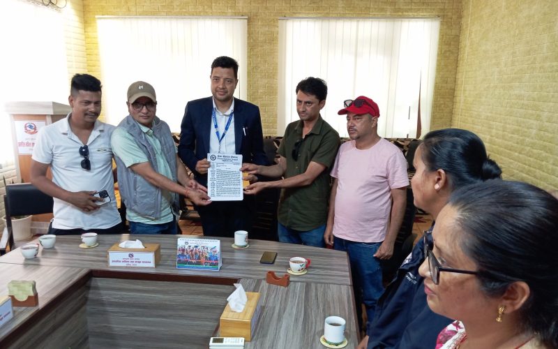 पत्रकारमाथिको हिंसा र प्रेस स्वतन्त्रता संकुचनको विरोधमा प्रेस सेन्टरद्वारा हेटौँडामा ज्ञापनपत्र