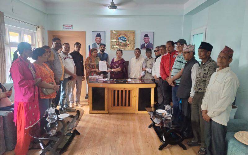 एकीकृत समाजवादीले हेटौडा नगर प्रमुख समक्ष २६ बुँदे सुझावसहित ज्ञापनपत्र बुझायो