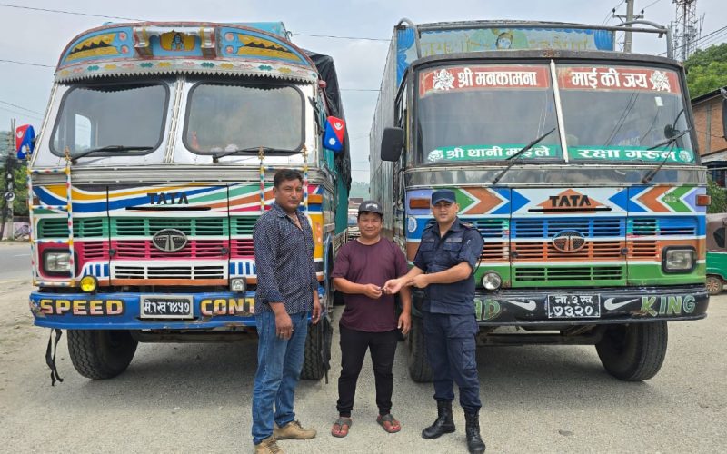 मकवानपुरबाट चोरी भएका दुई ट्रक चितवनमा फेला, धनीलाई बुझाइयो