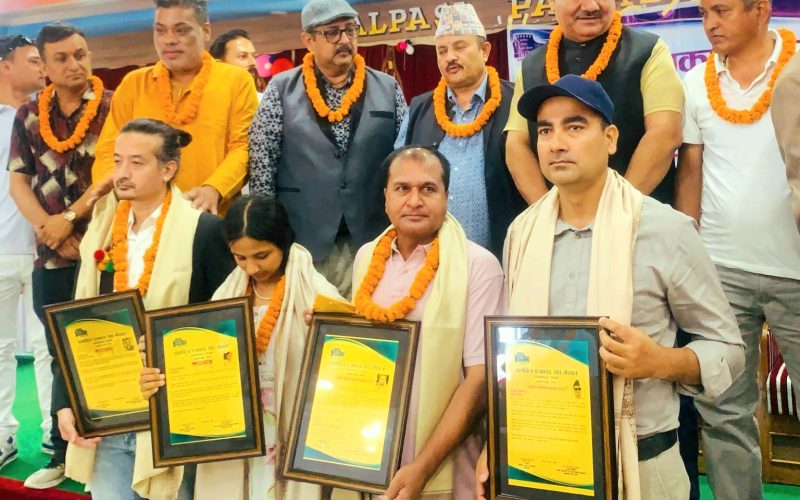 चलचित्र पत्रकार संघ मकवानपुरद्वारा चार व्यक्तित्व सम्मानित