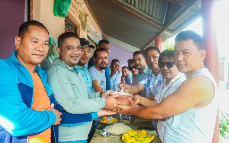 सिमलटारका युवाहरुले दही चिउरा खाएर धान दिवस मनाए