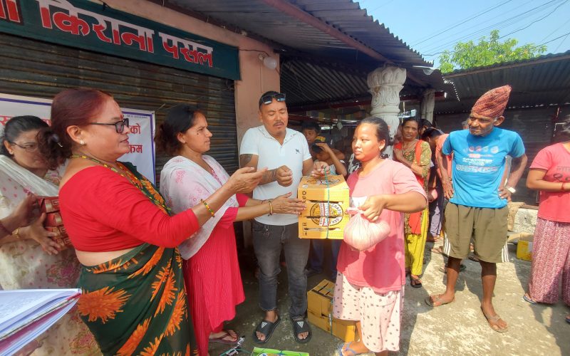 हेटौँडाका विपन्न दलितहरुलाई चल्ला र दाना