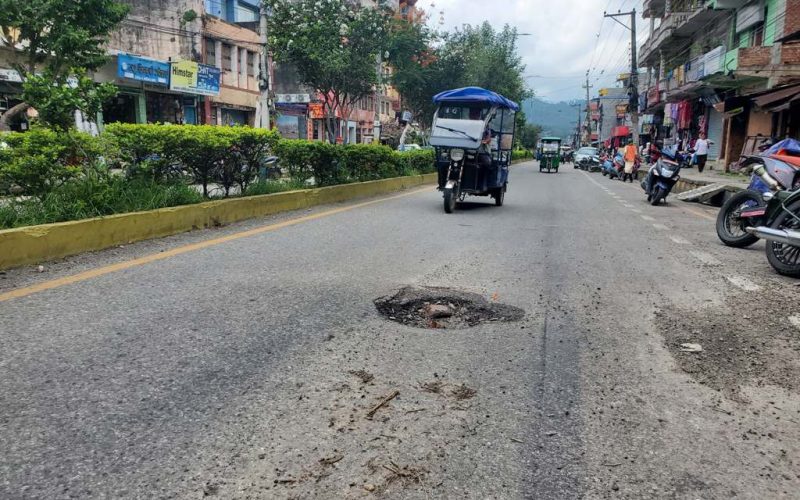 हेटौँडामा सडकको बिचमा भएको खाल्डाखुल्डीले दुर्घटना बढ्यो