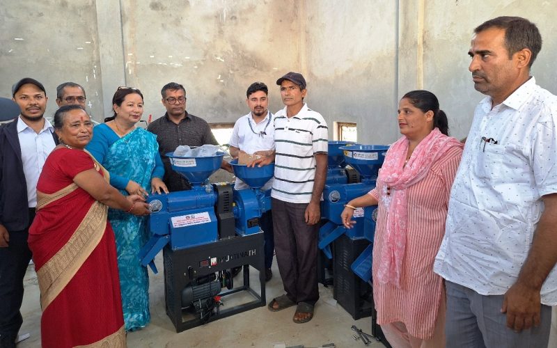 हेटौंडामा धान पकेट क्षेत्रका किसानलाई यान्त्रिक उपकरण वितरण