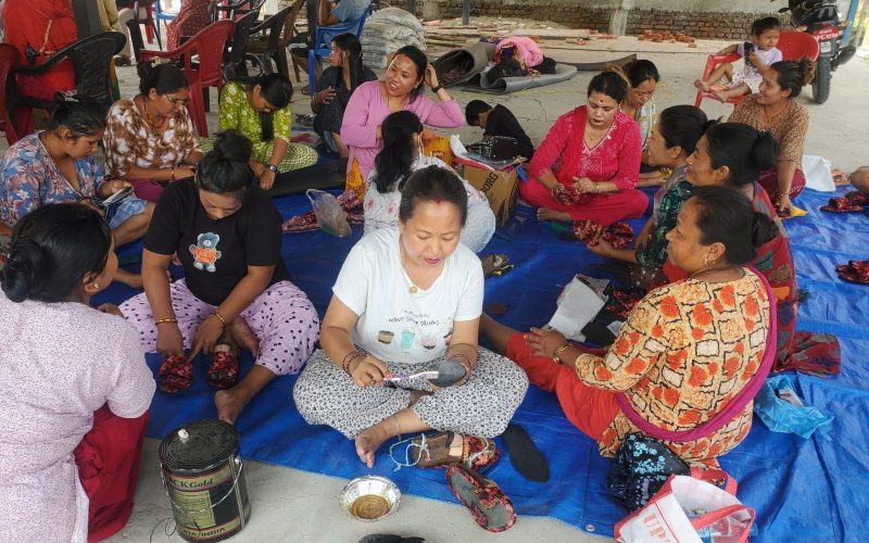 सिमलटारमा जुत्ता बनाउने तालिम समापन