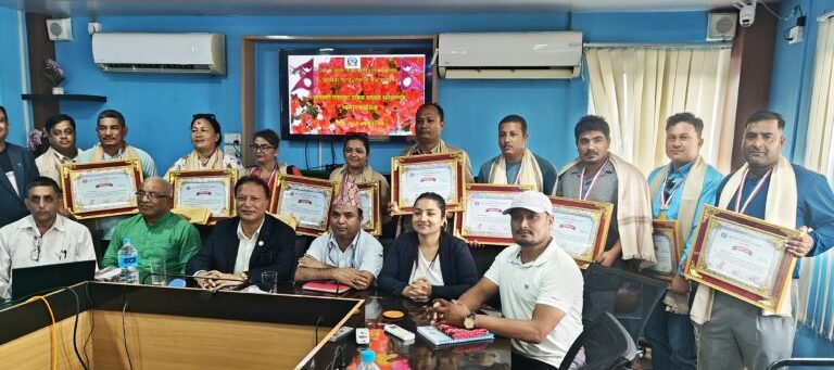 हेटौंडामा १५ चालक र सहचालकलाई नगद सहित सम्मान