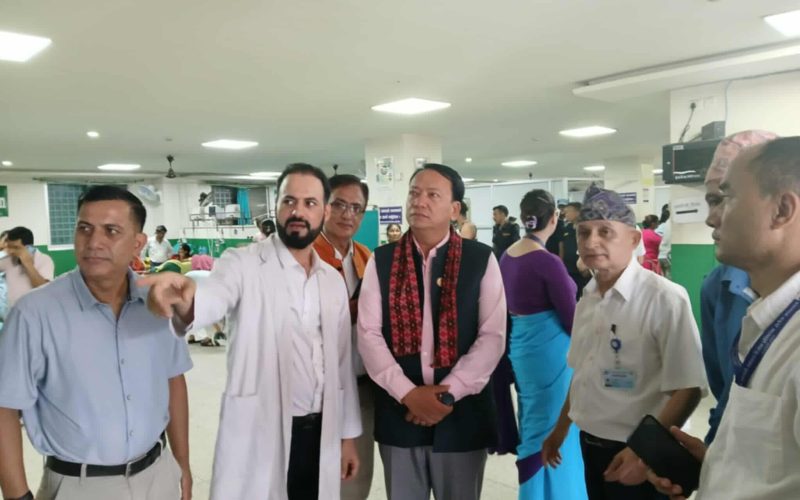 मन्त्री थापाद्वारा हेटौंडा अस्पतालको निरीक्षण