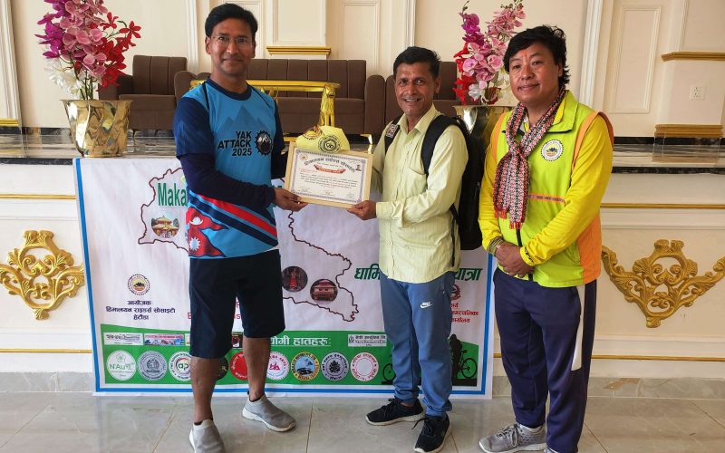 साईकलमा हुँईकिने पत्रकारलाई हेटौँडामा सम्मान