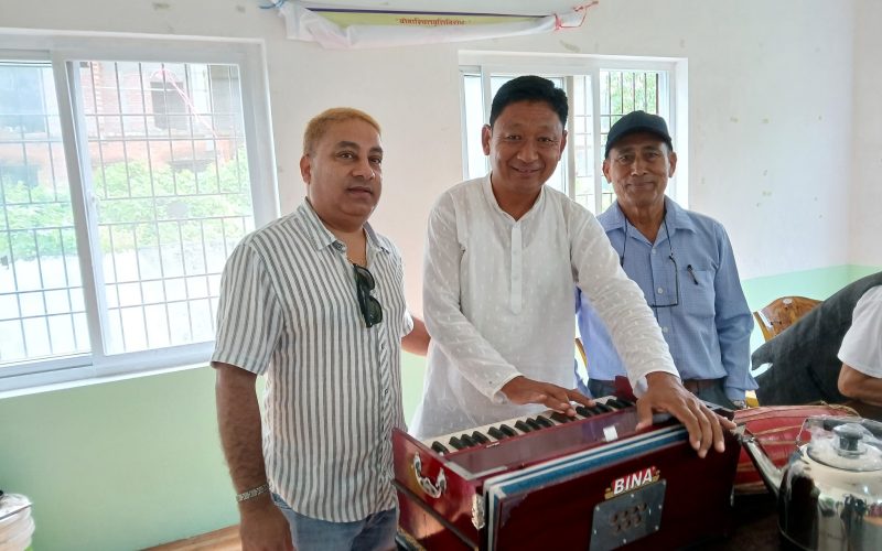 ज्येष्ठ नागरिक मञ्च हेटौंडा–१० लाई सामग्री हस्तान्तरण