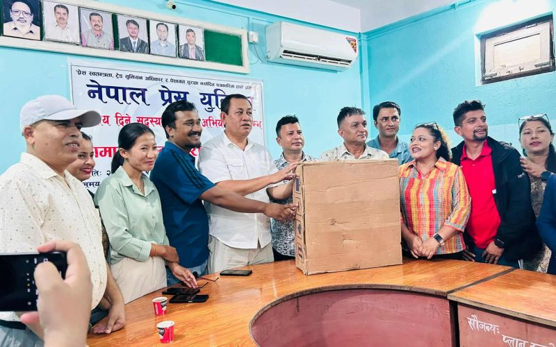 प्रेस युनियन मकवानपुरद्वारा महासंघलाई फ्यान, सञ्चारिकालाई कुर्सी हस्तान्तरण