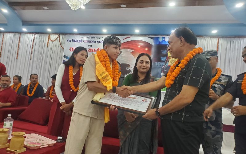 हेटौंडामा नेपाली महिला फुटबल टोलीकी कप्तान सावित्रा भण्डारी (साम्बा) सम्मानित