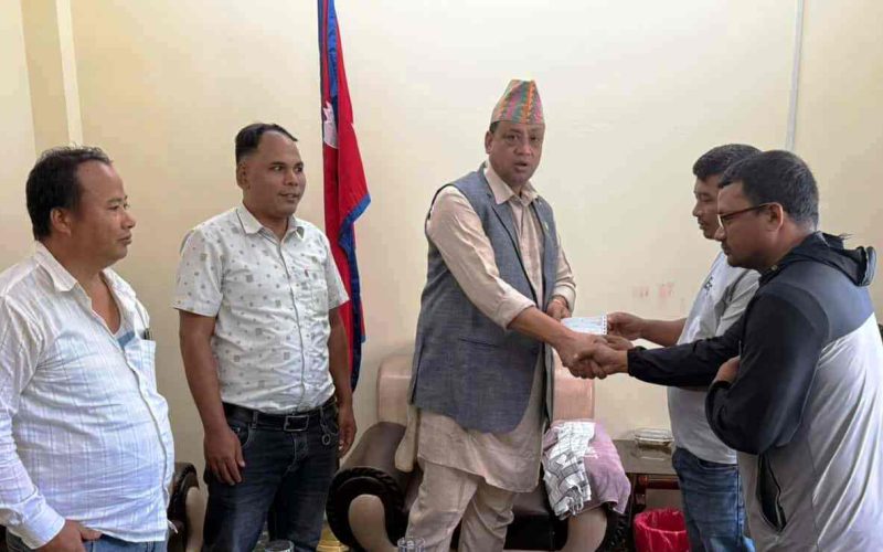 विपन्न चेपाङ परिवारलाई मुख्यमन्त्रीबाट घर निर्माणका लागि पहिलो किस्ता हस्तान्तरण