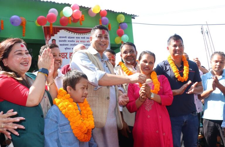 मुख्यमन्त्री बानियाँद्वारा विपन्न परिवारका लागि निर्माण गरिएको पहिलो घर हस्तान्तरण