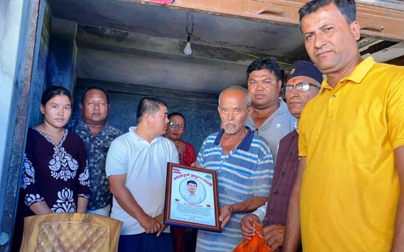 आगलागी पीडित परिवारलाई नेपाली कांग्रेस बकैया समितिद्वारा आर्थिक सहयोग