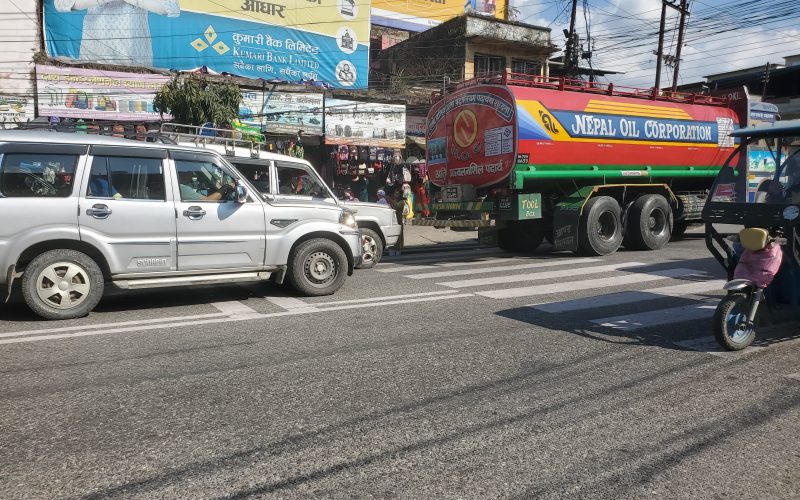 हेटौँडामा जेब्रा क्रसिङको नियम मान्दैनन् सवारी चालकहरु, ट्राफिक प्रहरी र प्रहरीलाई वास्तै छैन