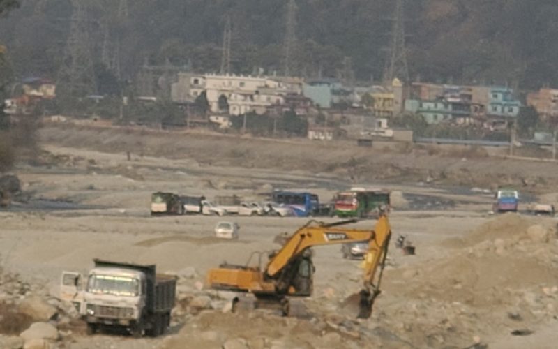 हेटौंडामा खोलामा गाडी धुनेको सङ्ख्या बढ्दो