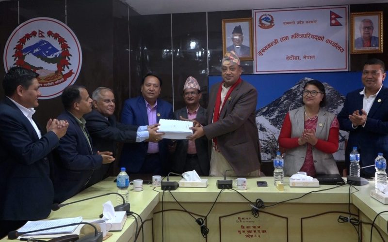 बागमती प्रदेशको प्रशासनिक पुनर्संरचनाबारे पूर्वसचिवहरूको प्रतिवेदन सरकारलाई बुझाइयो