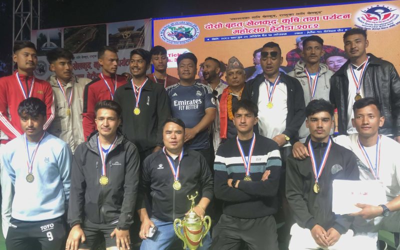 जिल्लास्तरीय पुरुष भलिबलको उपाधि मंगलेश्वरलाई