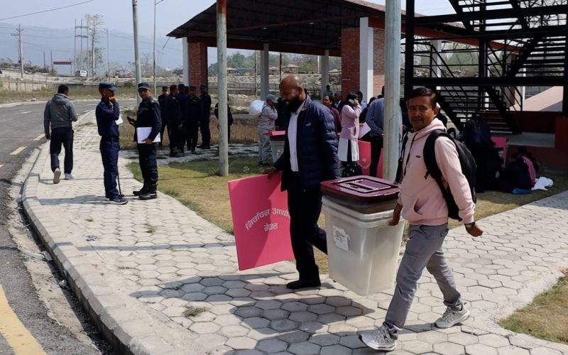 मकवानपुरमा मतदान अधिकृतलाई निर्वाचन सामग्री वितरण सुरु