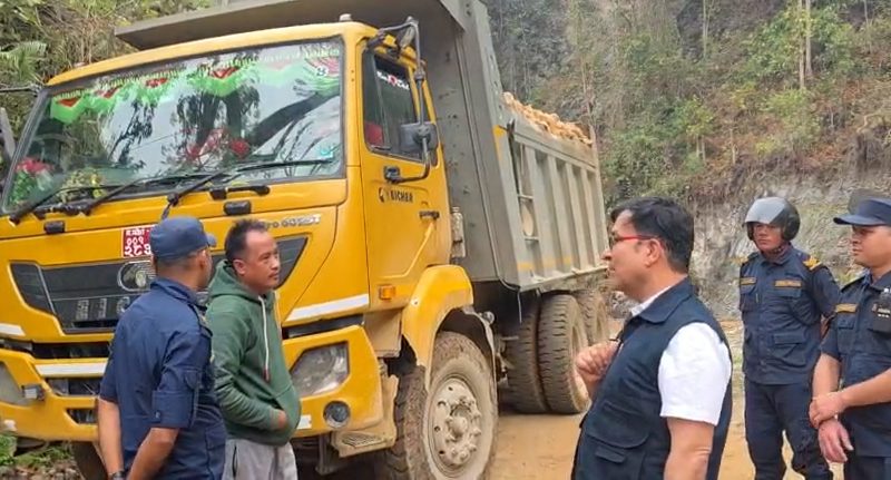 अत्यधिक लोड बोकेका टिप्परमाथि प्रशासनको निगरानी कडा