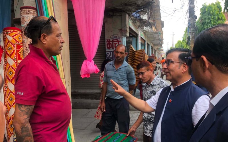 हेटौंडाका पसलहरुमा जिप्रका टोलीको अनुगमन, नियम पालना नगरे १ लाख सम्म जरिवाना