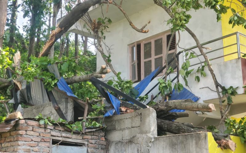 रुख ढल्दा हेटौंडा ११ आधारभूत स्वास्थ्य केन्द्रको भवनमा क्षति