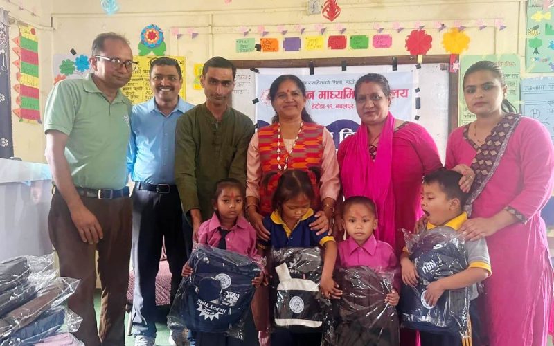 त्रिभुवन माविमा शिशु कक्षाका विद्यार्थीलाई ब्याग र शैक्षिक सामग्री वितरण