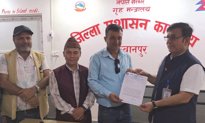विज्ञापन वितरणमा भएको विभेदविरुद्ध पत्रकार महासंघ मकवानपुरद्वारा प्रधानमन्त्रीलाई ज्ञापनपत्र