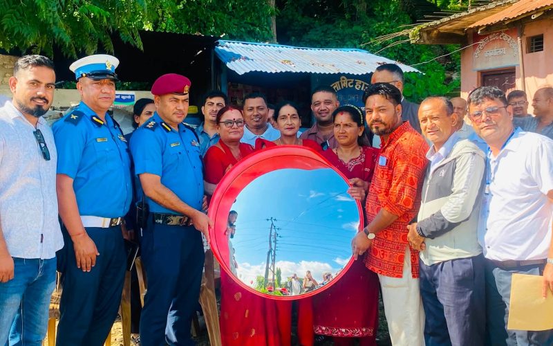 सडक दुर्घटना न्यूनीकरणका लागि ‘रोड मिरर’ जडान
